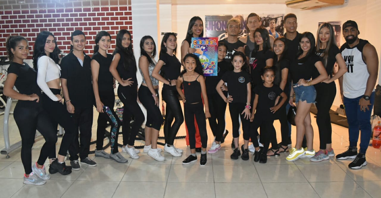 Maira Alejandra Narváez con sus alumnos de clase.